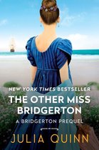 Vrouw met blauwe jurk en blauw sjaaltje op strand. Boekcover: 'New York Times Bestseller The Other Miss Bridgerton, A Bridgerton Prequel' door Julia Quinn.