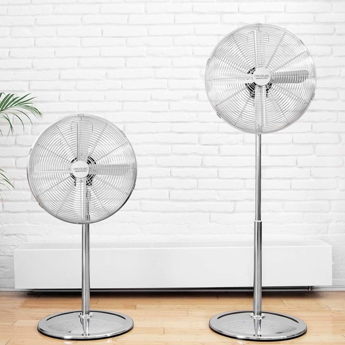 Staande Ventilator - Retro Ventilator - 50 Watt - Chroom Afwerking - 4 Ventilatorbladen - 3 Snelheden - Oscillerend - In Hoogte Verstelbaar - Veiligheidsrooster - Vloerventilator – foto 2
