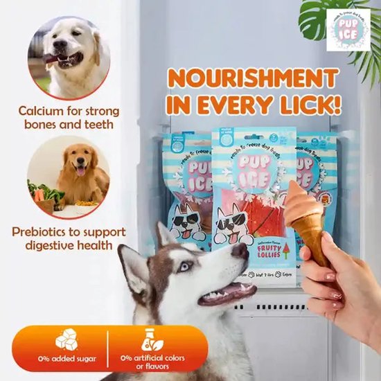 Pup Ice: Voeding in elke lik! Een husky likt aan een ijsje. Zakjes Pup Ice zijn zichtbaar.