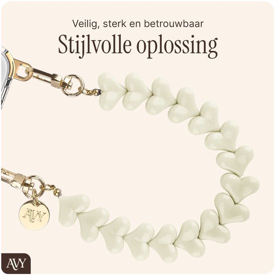 Telefoonkoord met een rij beige hartjes en gouden details, bevestigd aan een telefoonhoesje.
