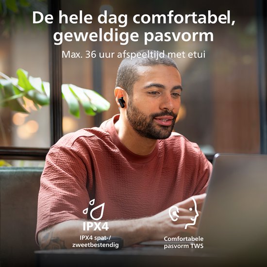 Man met zwarte oordopjes luistert naar iets. "De hele dag comfortabel, geweldige pasvorm. IPX4."