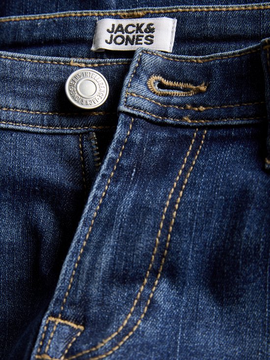 Detail van de tailleband van een blauwe Jack & Jones jeans met knoop en rits.