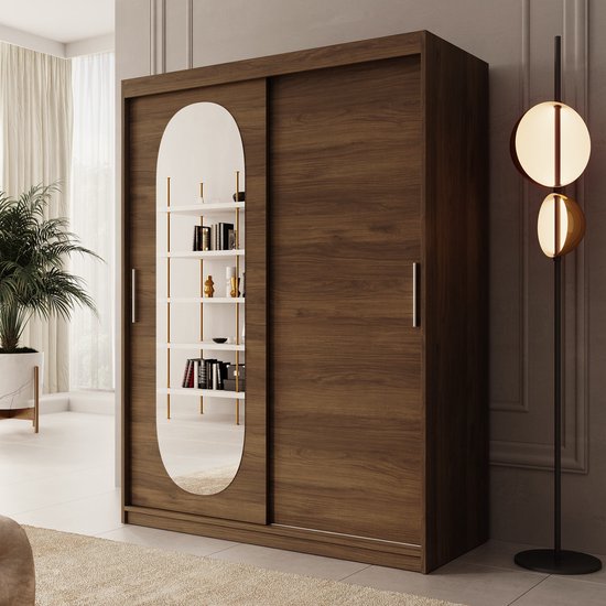 Walnootkleurige schuifdeurkast met ovale spiegel, in een slaapkamer.
