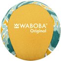 Gele Waboba Original bal met groen en geel abstract patroon aan de zijkant.