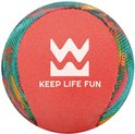 Koraalrode Waboba bal met abstract patroon, met logo en tekst 'KEEP LIFE FUN'.