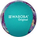 Turquoise Waboba Original bal met paarse en gele wervelende patronen aan de zijkant.