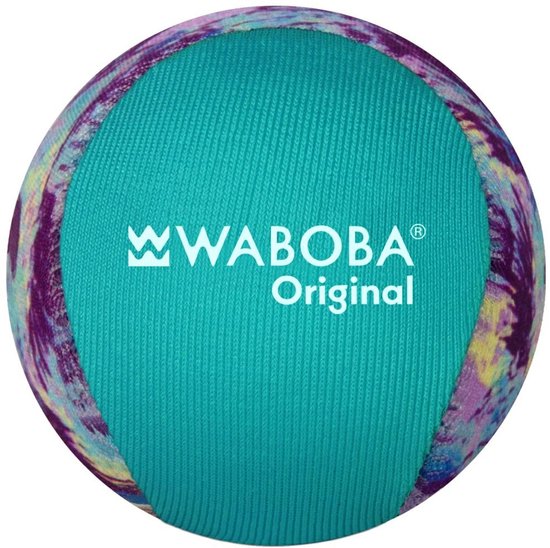 Turquoise Waboba Original bal met paarse en gele wervelende patronen aan de zijkant.