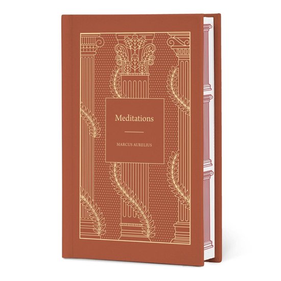 Gebonden editie van Meditations door Marcus Aurelius met een roodbruine kaft en gouden decoratie van zuilen en lauriertakken.