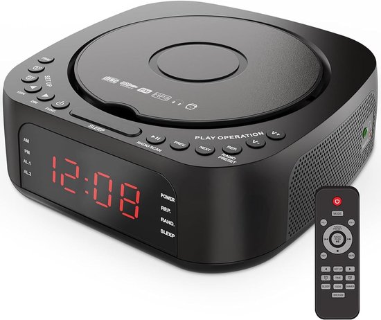 Zwarte CD-wekkerradio met afstandsbediening, open CD-lade en rode digitale tijdweergave.