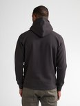 Achterkant donkere hoodie met oranje opdruk 'Petrol Industries & Co.', op een man.