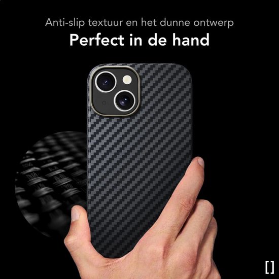 Hand houdt een grijs/zwart koolstofvezel hoesje voor een iPhone vast.