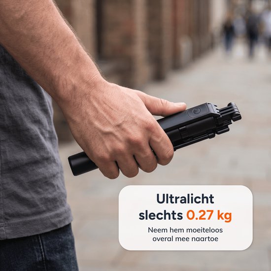 Hand die een opgevouwen, zwarte selfiestick vasthoudt. 'Ultralicht slechts 0.27 kg'.