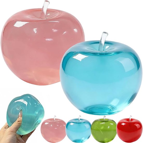 Une balle anti-stress pomme rose et une bleue. Petites pommes roses, bleues, vertes et rouges. Une main presse une pomme bleue.