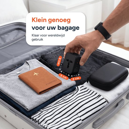 Zwarte wereldstekker met afmetingen 8x5x4 cm, passend in bagage. Klaar voor wereldwijd gebruik.