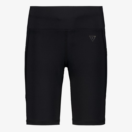 Zwarte Osaga sportshort voor kinderen met logo op de linker broekspijp. Heeft zijzakken en een elastische tailleband.