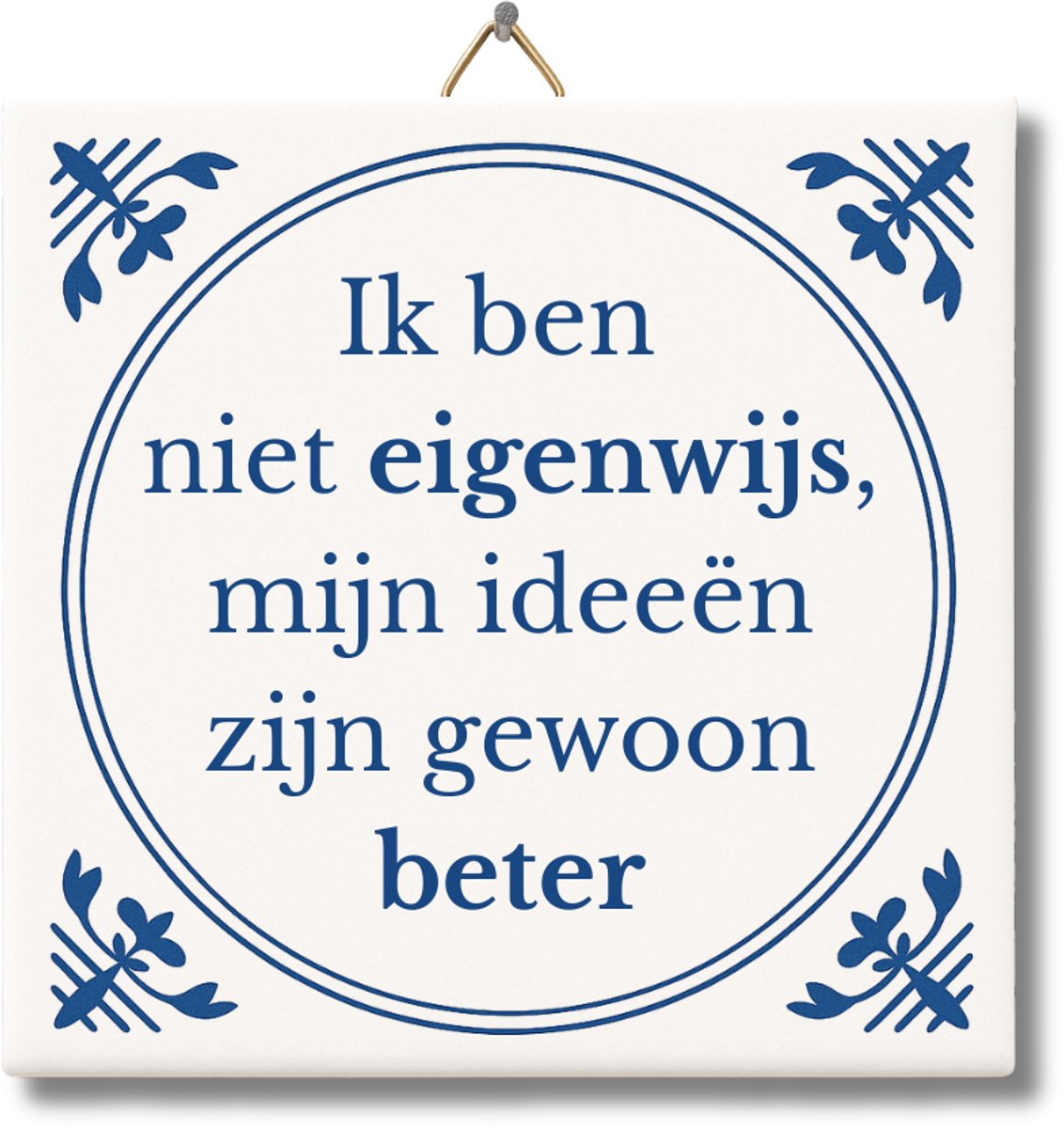 Tegeltje met Tekst van NietMokken® – Ik ben niet eigenwijs, mijn ideeën zijn gewoon beter – Grappig Spreuk Tegeltje – Cadeau voor vriend, vriendin of collega – Met ophanghaakje – Inclusief premium verpakking, gratis viltje en ansichtkaart – Glossy