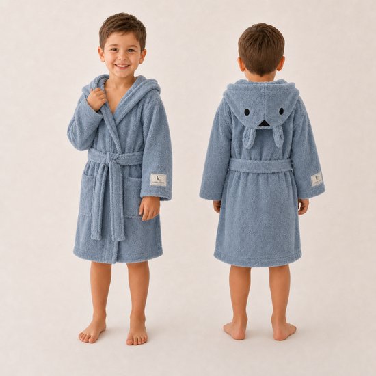 Blauwe kinderbadjas met capuchon en beren-oren, strikceintuur en label op de mouw.