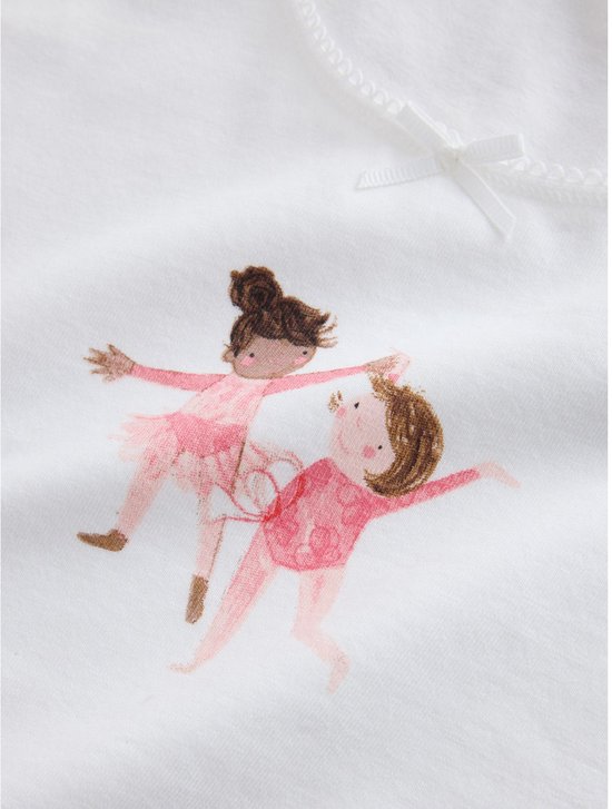 Wit hemdje met twee dansende ballerina's met bruin haar in roze balletpakjes.