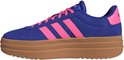 Zijaanzicht van een blauwe Adidas VL Court Bold damessneaker met roze accenten, roze strepen en bruine zool.