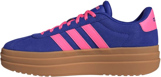 Zijaanzicht van een blauwe Adidas VL Court Bold damessneaker met roze accenten, roze strepen en bruine zool.