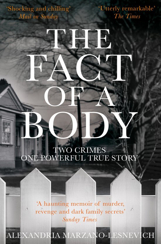 Boekomslag 'The Fact of a Body' met een witte voorgrond van een hek en een huis op de achtergrond.