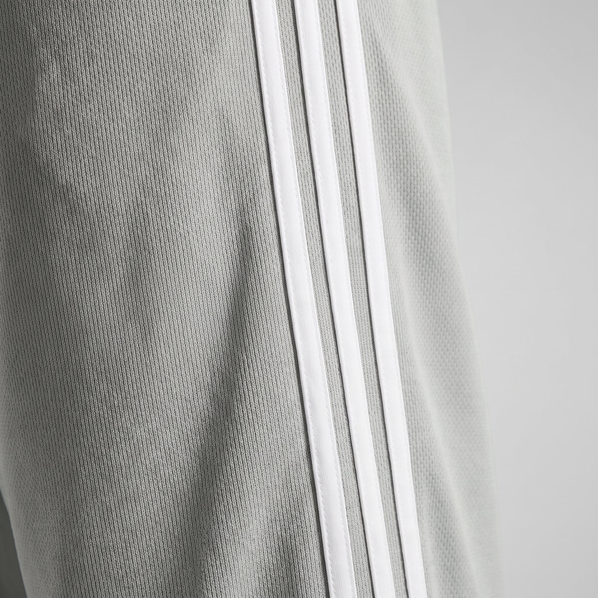 Saphira RUN Herenbroek – Grijs met Witte Zijstrepen, Ademende Mesh Polyester – Maat M