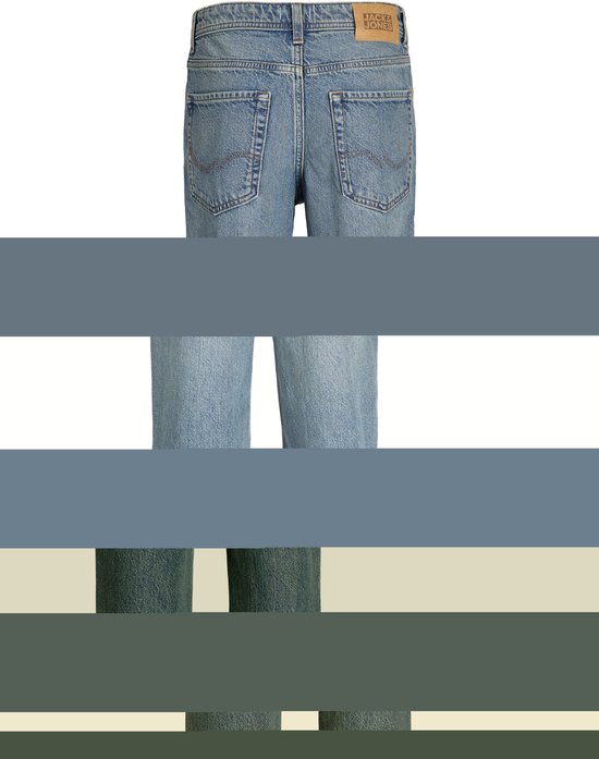 Achterzijde van lichtblauwe jeans met Jack & Jones label op de tailleband en twee achterzakken.