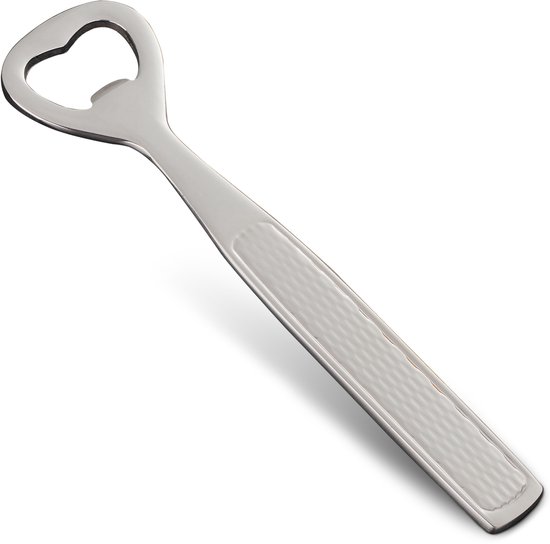 Zilverkleurige roestvrijstalen flessenopener met een hamerslag textuur op het handvat, op een witte achtergrond.