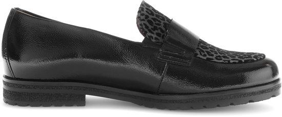 Zijaanzicht van een zwarte lakleren loafer met een luipaardpatroon op de wreef en een stevige zool.