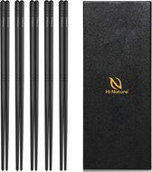 Cinq baguettes métalliques noires avec logo 'Hi Nature', à côté d'une boîte cadeau noire avec logo.