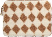 Laptop sleeve met ruitpatroon in creme en bruin, van teddy stof.