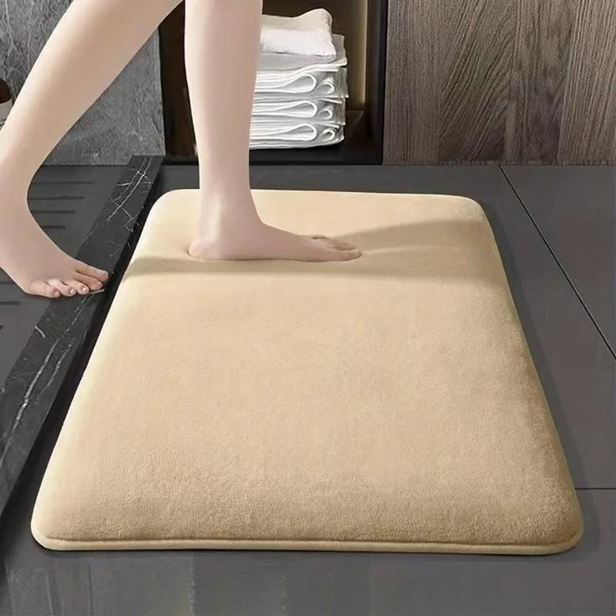 KZQ Antislip Badkamermat - Sneldrogend, zeer absorberend en zacht aanvoelend - Geschikt voor badkamers, hallen en doucheruimtes - 60x90 cm - Camelkleur