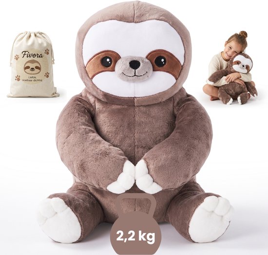 Een grote bruine luiaardknuffel van 2,2 kg met een stoffen tasje en een kleinere luiaard op de achtergrond.