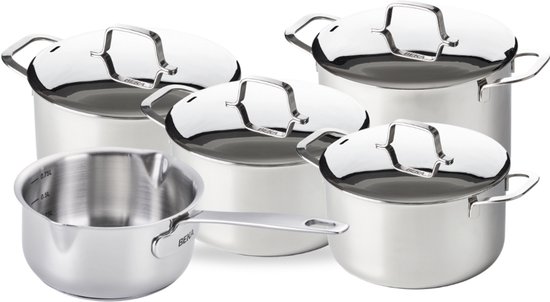Service de cinq casseroles Beka : quatre cocottes en inox avec couvercles et une casserole en inox avec graduations.