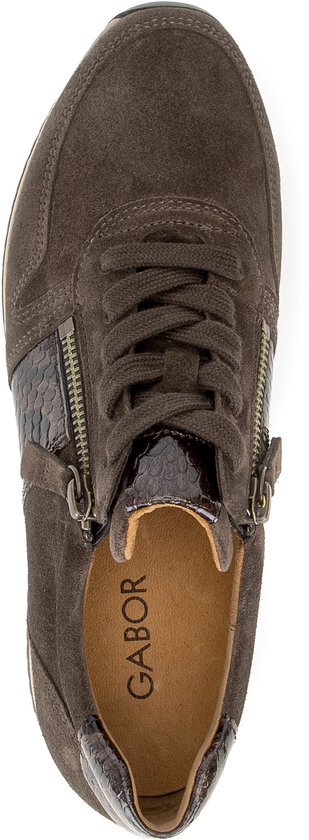 Bovenaanzicht van bruine suède sneaker met rits en slangenprint.