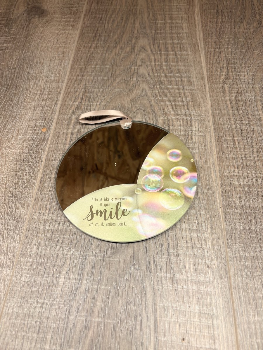 Spiegelhanger Smile – Decoratieve Spiegel met Inspirerende Tekst – Cadeau met Ophanglint Ø12 cm