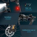 Close-up van elektrische mountainbike: voor- en achterlichten, verstelbaar stuur, schijfremmen, en een StVZO-compatibel vlaggetje.