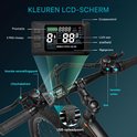 Close-up van het stuur en kleurenscherm van een elektrische fiets met bedieningselementen zoals prestatiemeter, versnellingspook en USB-poort.