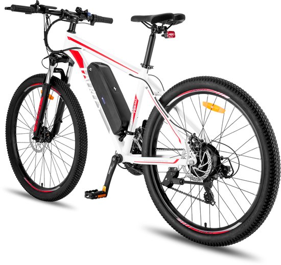 Zijaanzicht van een witte elektrische mountainbike met rode details, 27,5 inch wielen en een accupakket op het frame.