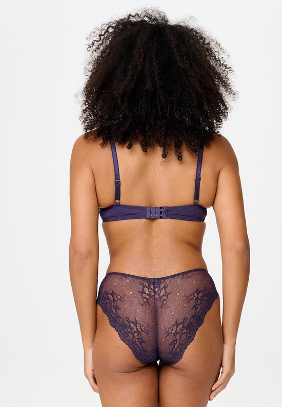 Achteraanzicht van model in een paarse bh met haakjessluiting en kanten slip.