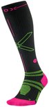 Zwarte hardloopsokken, hoog model, met neon-groene en roze accenten, logo en 'RUNNING'.
