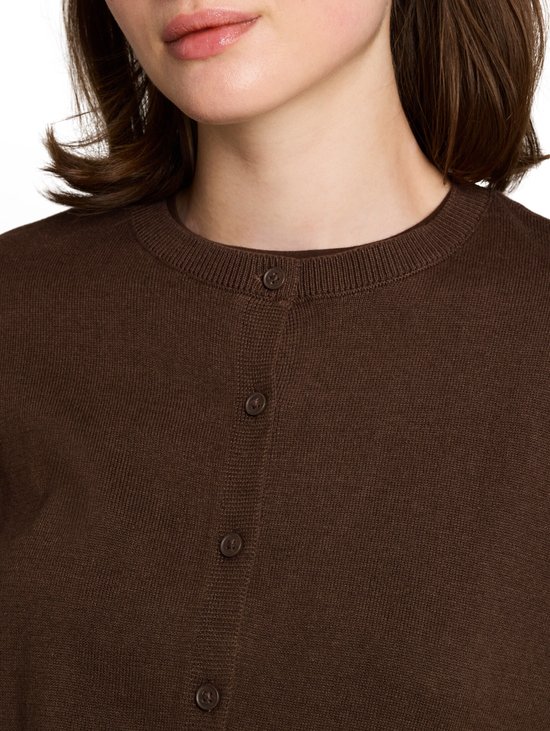 Close-up van een bruine vest met ronde hals en bruine knopen.