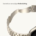 Gedetailleerde close-up van de vlindersluiting van het zilverkleurige metalen smartwatchbandje.
