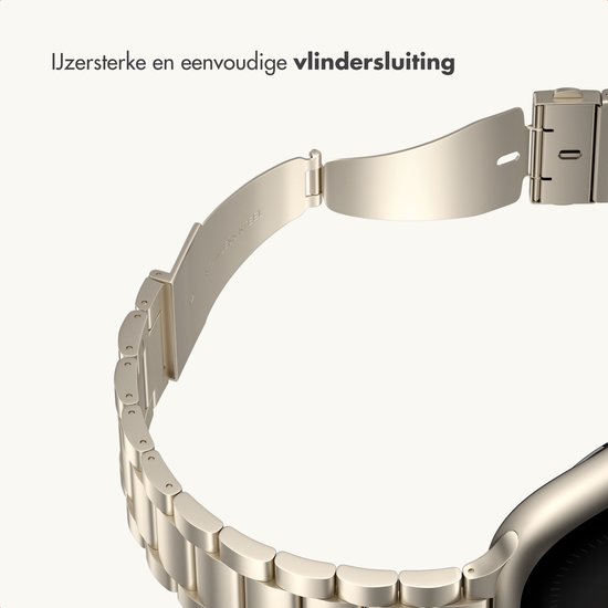 Gedetailleerde close-up van de vlindersluiting van het zilverkleurige metalen smartwatchbandje.