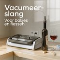 Machine sous vide avec tuyau pour mettre sous vide une bouteille de vin, avec verre à vin et tire-bouchon.