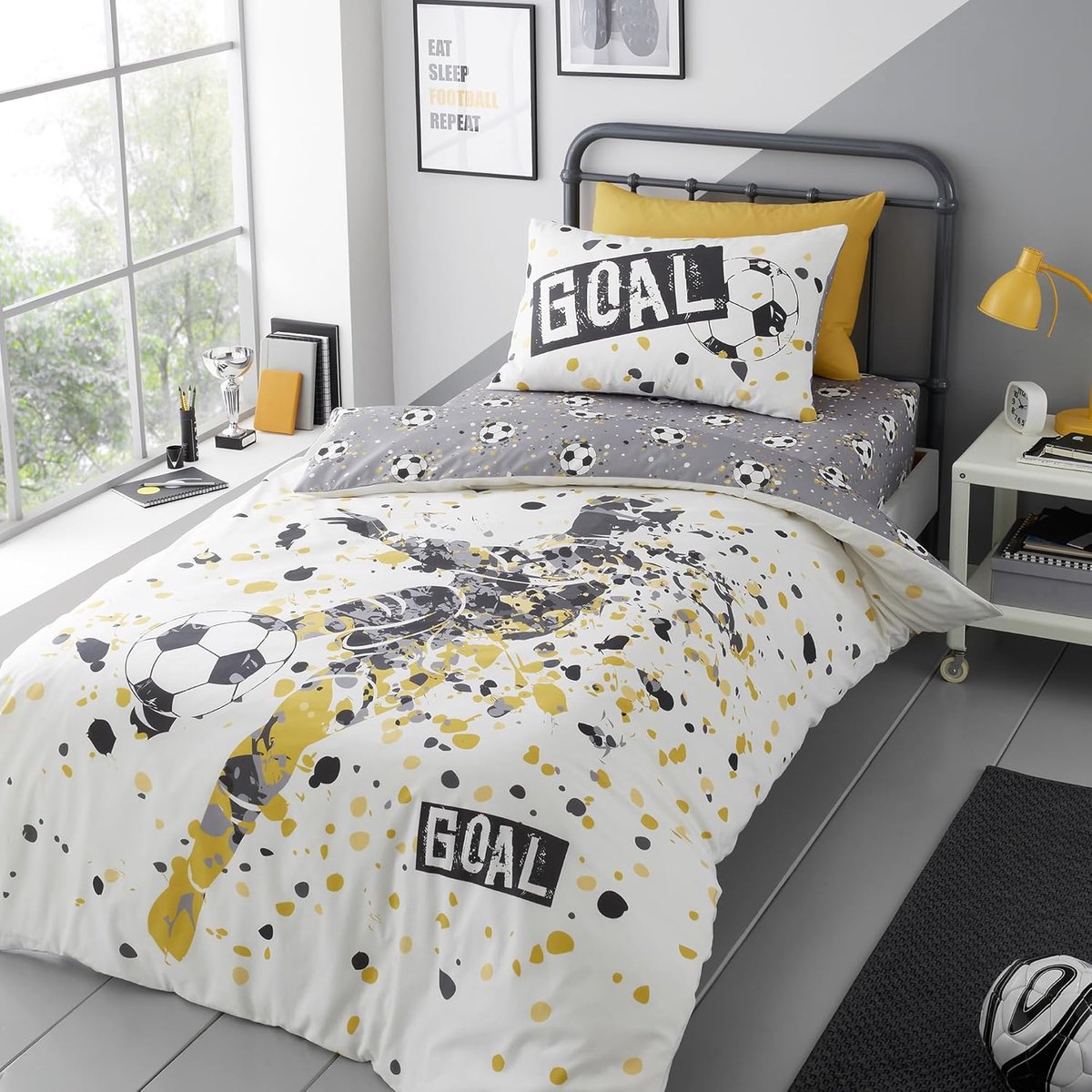 SnelShoppen - Voetbal Dekbedovertrek - Goud Geel - Eenpersoons (200 x 140 cm) - Omkeerbaar - 2 Designs - Voetbalthema - Kinderkamer Accessoires