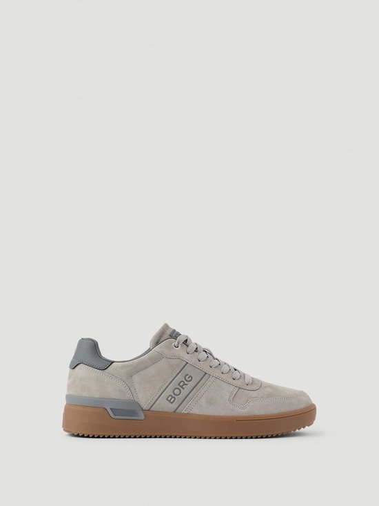 Grijze suède Björn Borg sneakers met bruine zool en logo op de zijkant.