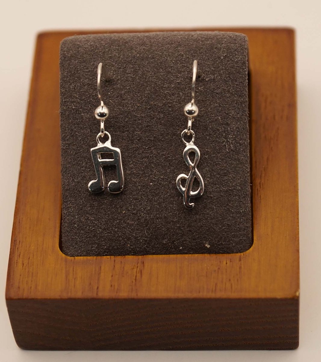 Zilveren muzieknoten oorhangers- sterling zilveren oorhangers 2 verschillende muzieknoten - muziek liefhebers oorhangers van 925 zilver - oorbellen noten - leuke muziek noten oorhangers gemaakte van 925 zilver