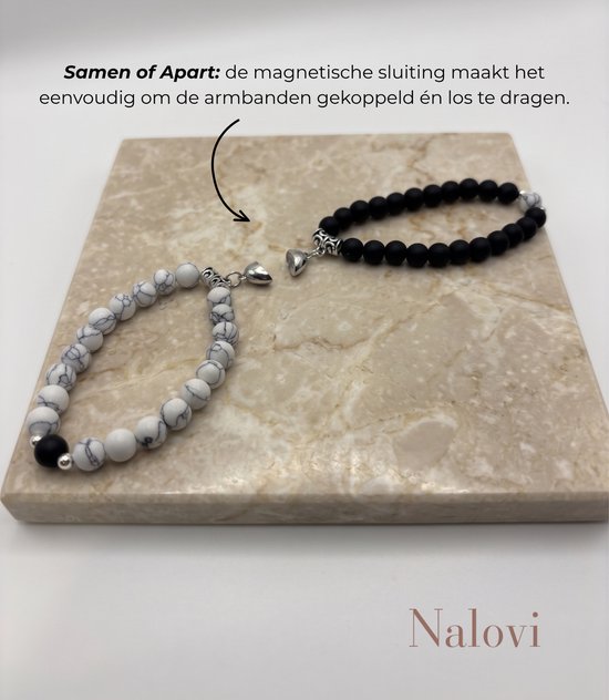 Twee armbanden met magnetische sluiting, 'Samen of Apart'. Wit met grijze lijnen, zwart, en zilverkleurige details.