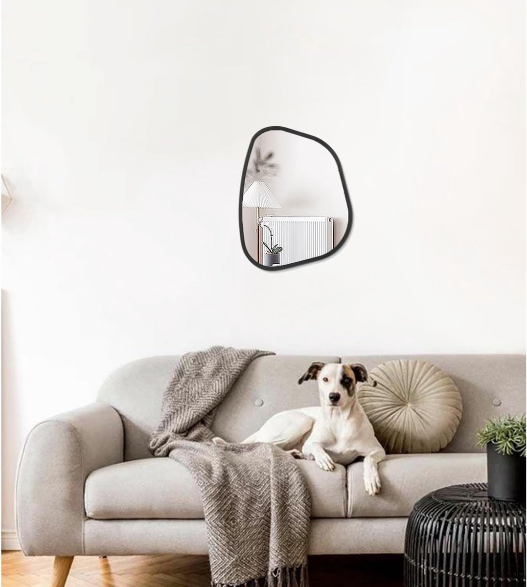 Asymmetrische wandspiegel met houten frame in zwart, unieke ovale vorm voor badkamer, woonkamer en slaapkamer decoratie